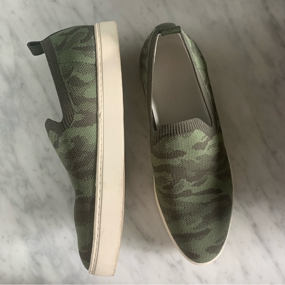 Banana Republic Camo Knit Slip-On Sneaker Sz 9 EC - Picture 3 of 4
